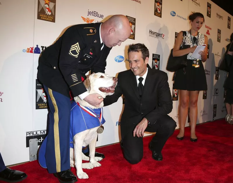 Charles Shuck, Gabe, Michael Vartan